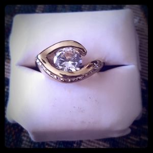 Ring Sz 6 nwOt Beautifully Set Free Form